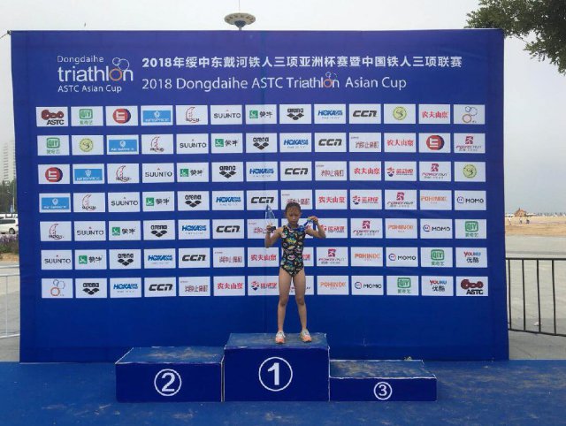 沈八岁女孩勇夺铁人三项赛冠军