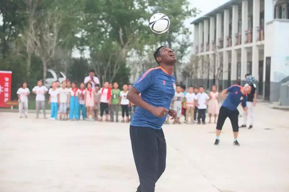 和梅西一起踢球是什么感觉,和梅西踢的一个老将