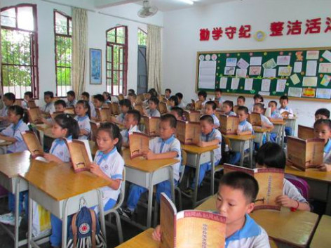 这3个同学分到一个宿舍，内心都是崩溃的，你让老师怎么点名！