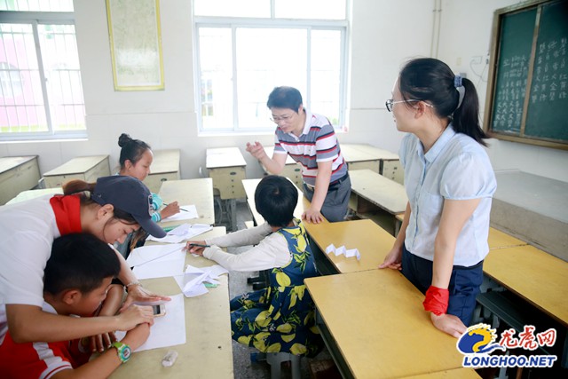 南京这群大学生来到经济薄弱村为留守儿童上足球课