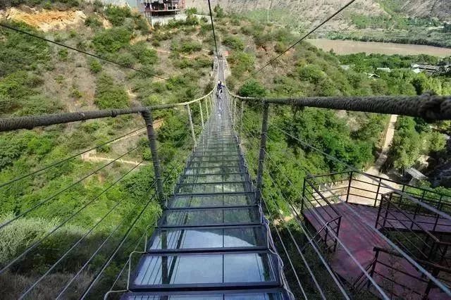 云南9d玻璃栈道,云南雪山峡谷玻璃栈道