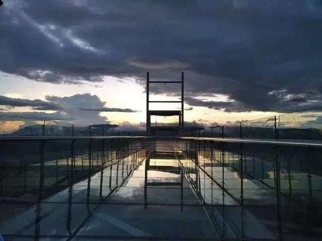 云南9d玻璃栈道,云南雪山峡谷玻璃栈道