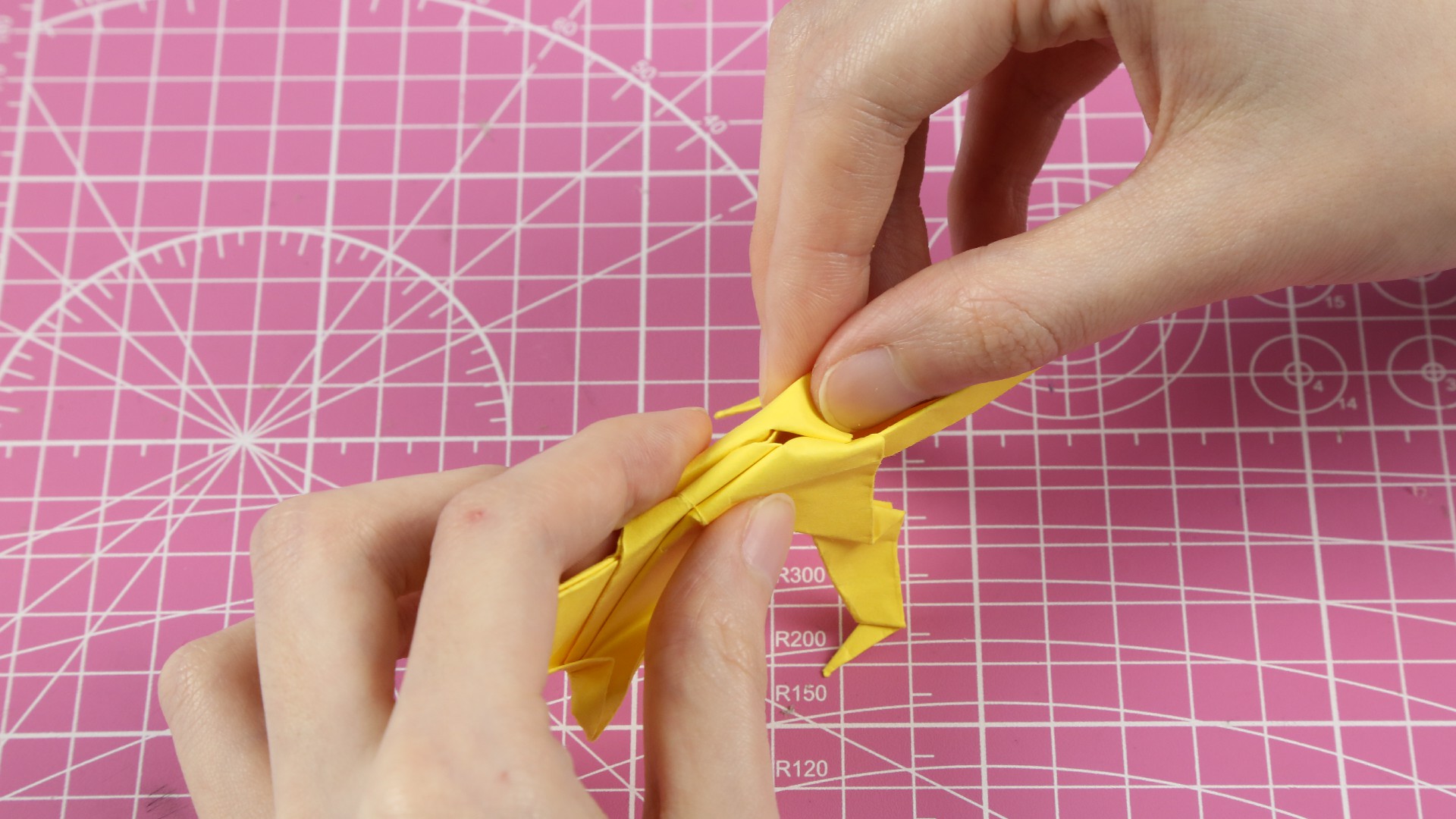 想要恐龙玩具，不用再去商场买了，姑娘教你巧用一张纸折出来