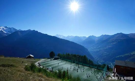 足球世界杯很难吗,世界杯足球场地是真草吗