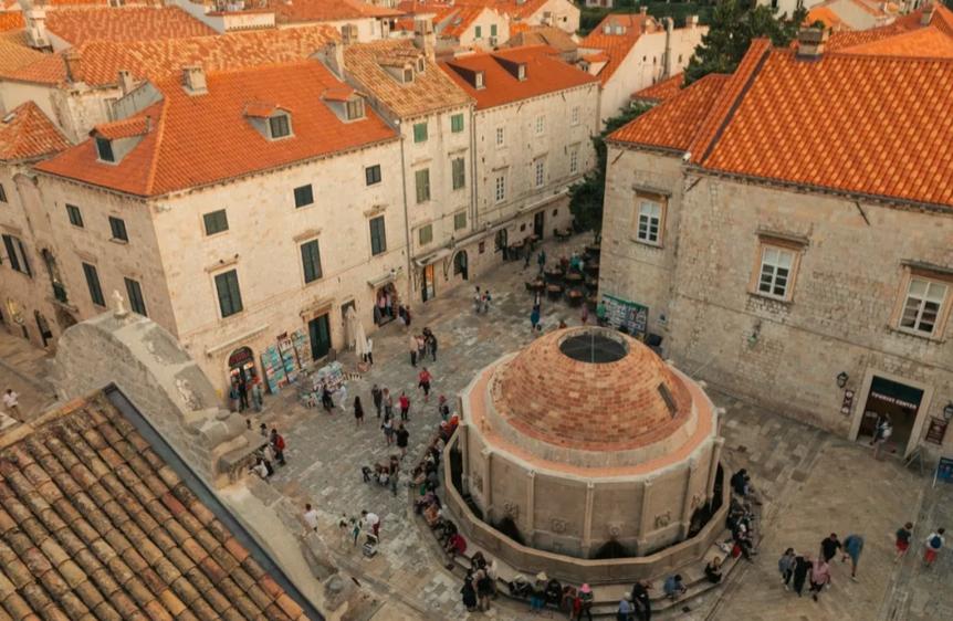 世界杯克罗地亚门将被贴脸质问,克罗地亚守门员被追