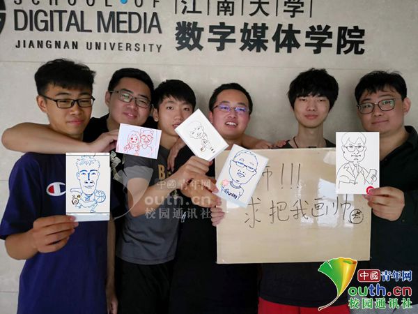 老师为全班手绘漫画肖像,美术老师给全班手绘漫画肖像