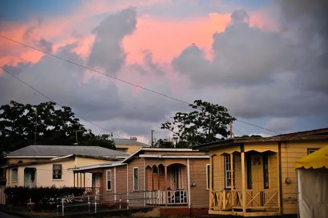 左脚北半球右脚南半球的国家,右脚在南半球左脚在北半球
