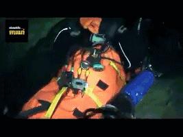 被困溶洞的泰国少年足球队全部已经球出来了，但这张救援照是假的！