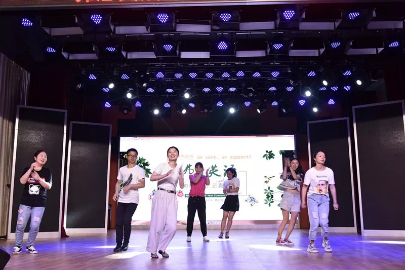 Wecare,wesupport.弗恩英语教师2018MidYearSummerParty