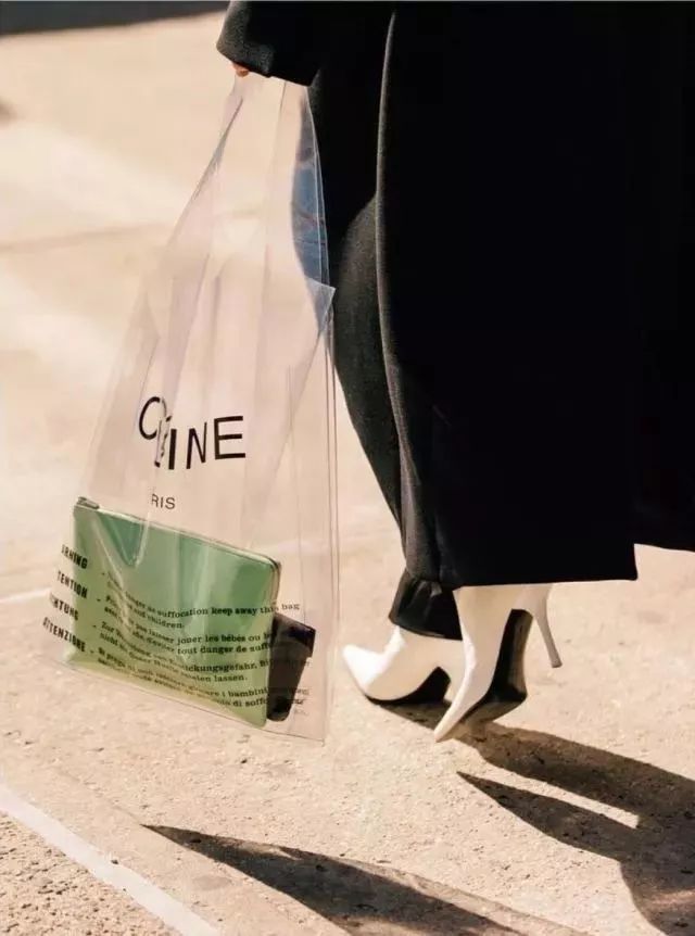 不get一件pvc单品,还怎么愉快的做彼此的塑胶姐妹花?