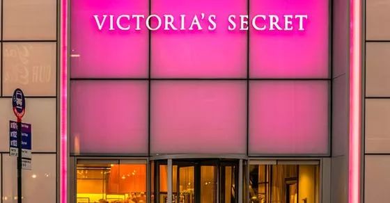 Burberry开局失利股价大跌；维密全面进军香港市场；StuartWeitzman找到创意总监接班人