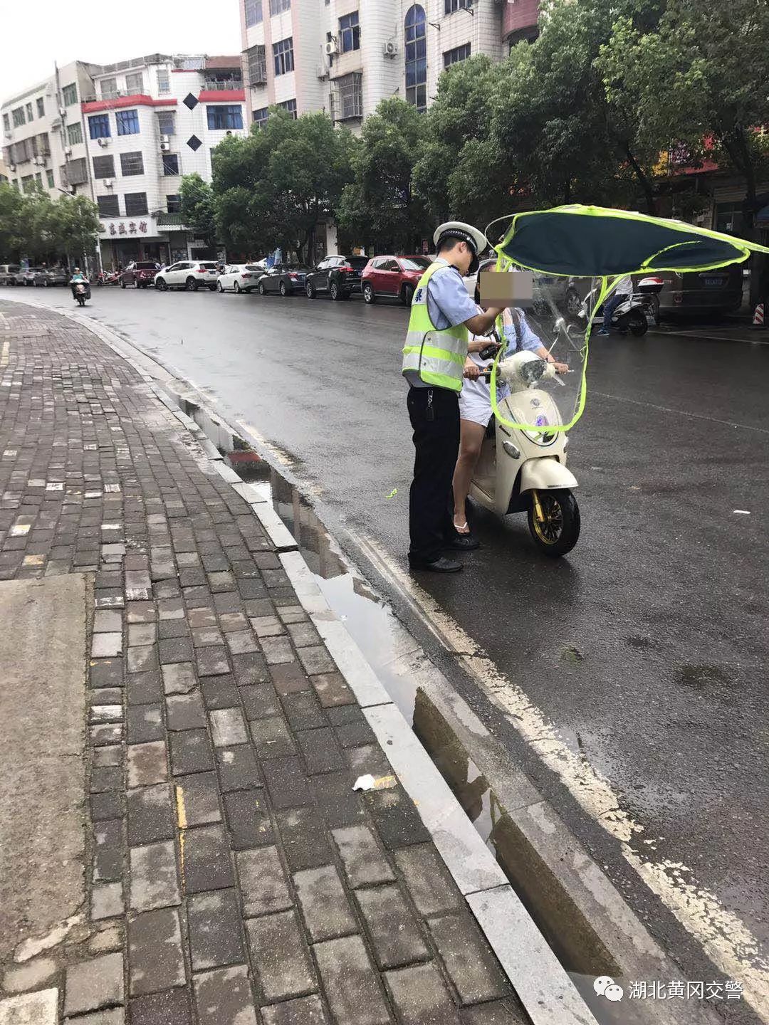 交警加装遮阳伞整治,交警电动车遮阳伞整治