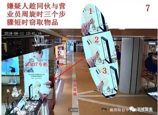 奇葩！俩90后美女闺蜜跑到商场里干这么龌龊的事……