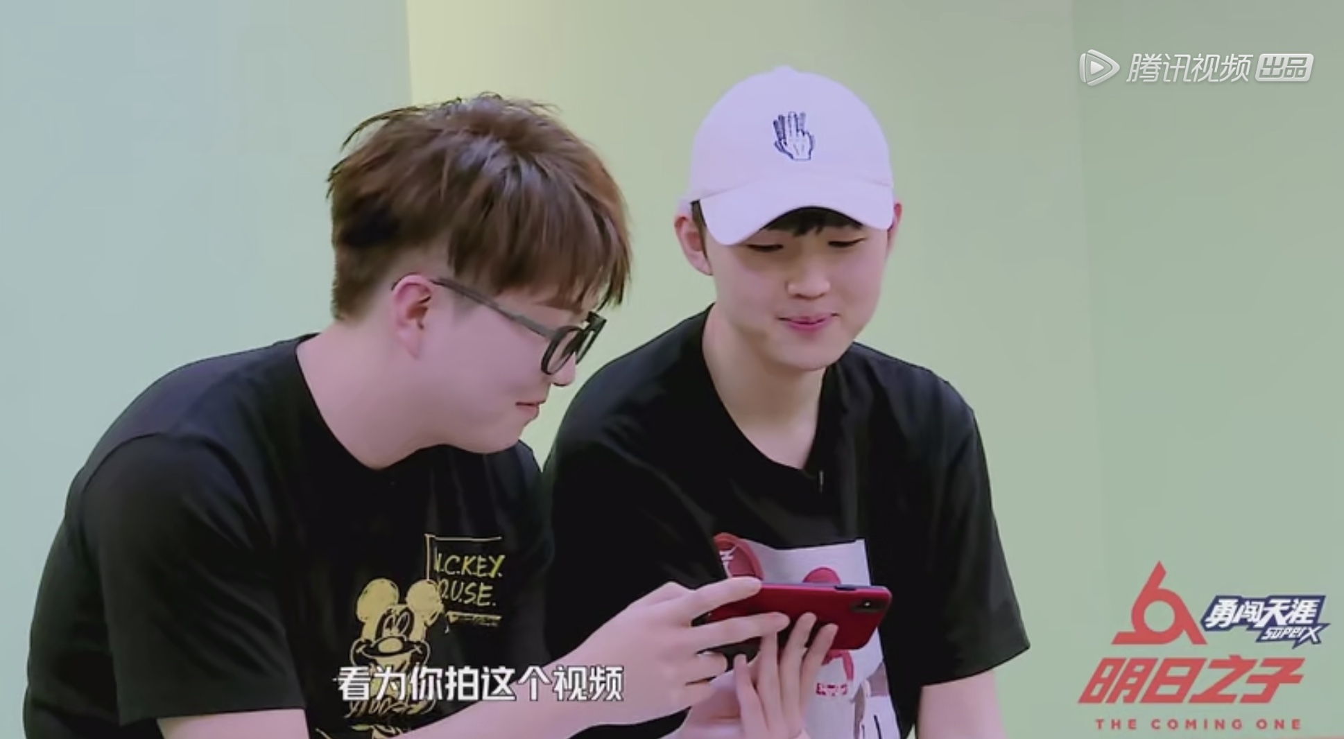 明日之子华晨宇采访落泪,华晨宇吴青峰评价邓典