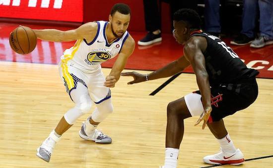 来看看库里8次惊艳世界的表现,库里关键时刻三次丝滑突破