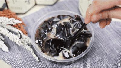 一周只卖3天网红龟苓膏，熬夜睇波食一盅即刻下火