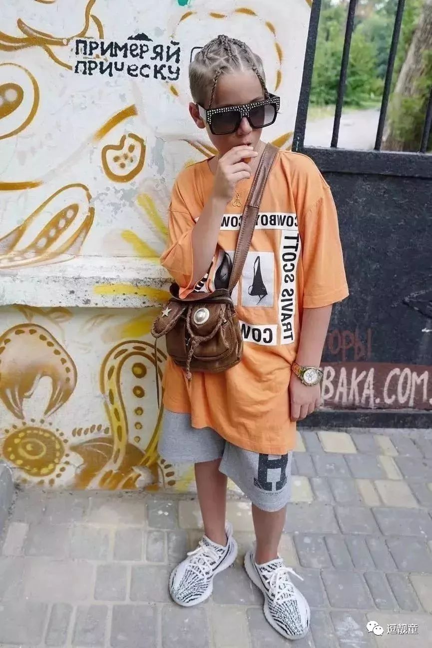 把自己装扮起来假装很酷,把自己打扮得酷一点