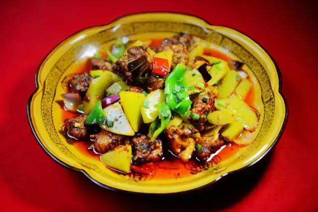 中国四川旅游看世界级的美景和可爱大熊猫,品尝当地火辣的美食!