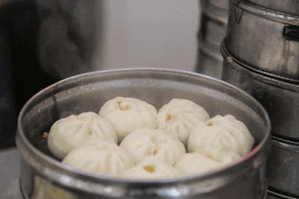 中国四川旅游看世界级的美景和可爱大熊猫,品尝当地火辣的美食!