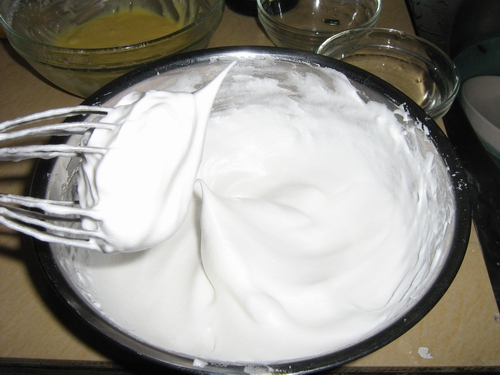 戚风蛋糕蛋白打发程度分为哪几种,戚风蛋糕看出来发泡了怎么回事