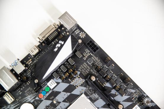 不能去现场看决赛？也许你应该组建一台看球神器