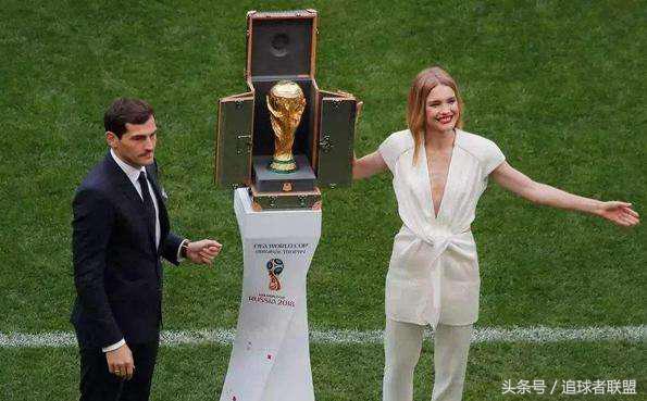 大力神杯和超模都来了！没错，这超模依旧比奖杯好看