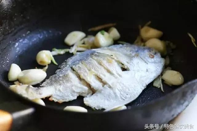 简单易学清蒸鲳鱼的家常做法,蒜香清蒸金昌鲳鱼