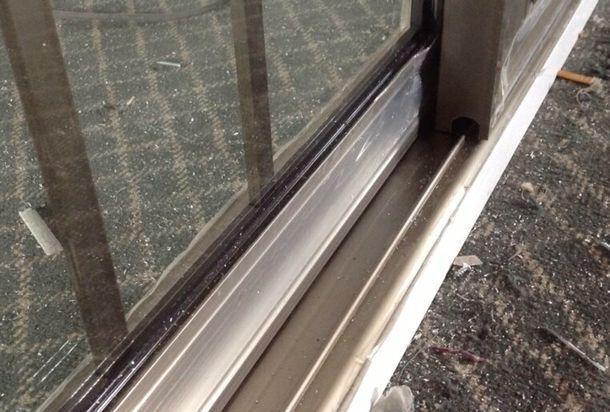 推拉门滑轮坏了怎么卸下推拉门,推拉门换了滑轮装还是推不动