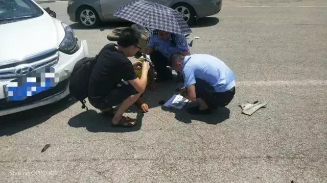 江西“撑伞哥“火了！这张照片，在朋友圈热传！公安部也点赞