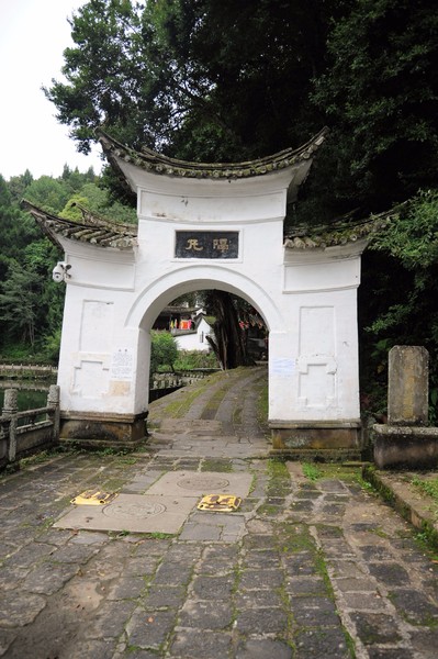 腾冲凤凰宝集泡温泉,腾冲民宿泡温泉推荐