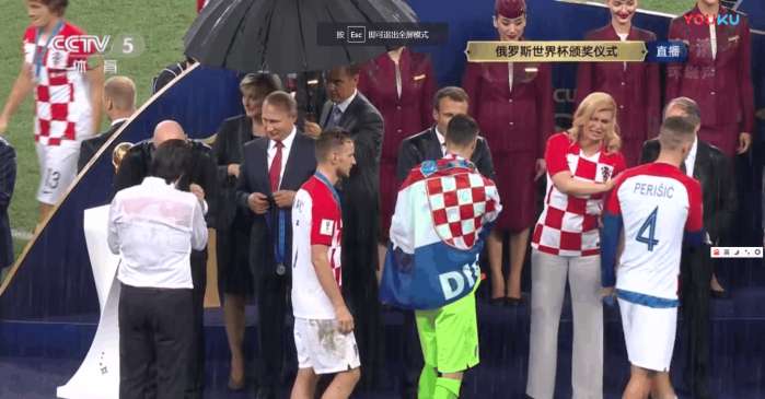 2018世界杯普京颁奖典礼视频,世界杯领奖普京打伞事件