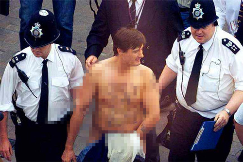 足球赛中球迷冲进足球场会处罚吗,足球赛上为队友出气