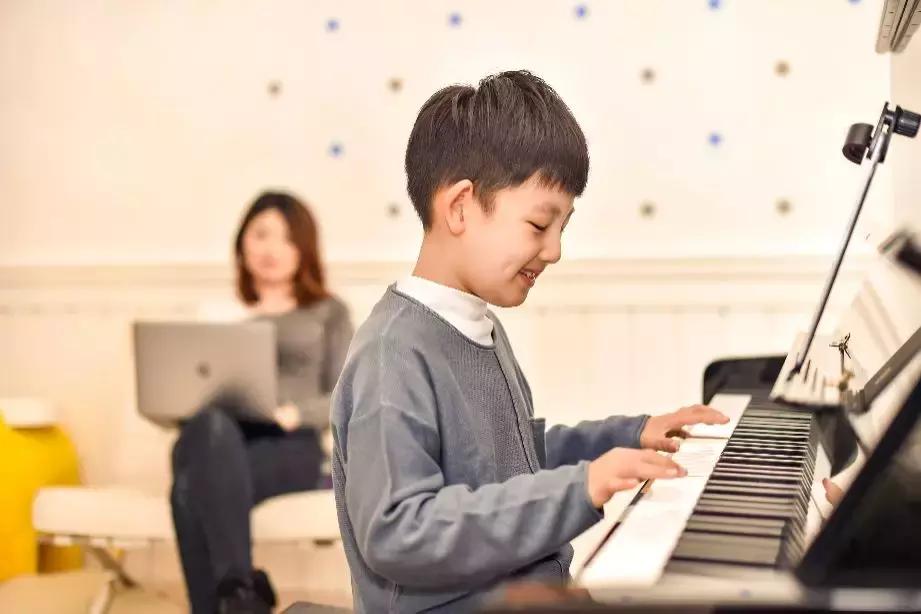 用“iPad+专利镜头”1对1陪练,妈妈再也不用担心孩子练琴了
