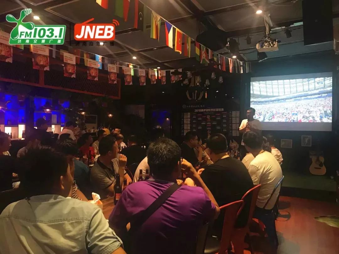 装腔不停！晓东小雨带你嗨翻世界杯冠军之夜！听说激情赛事与啤酒烤串更配哦~