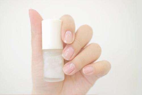 适合手黑美眉的指甲油,手黑的女孩子染什么指甲油