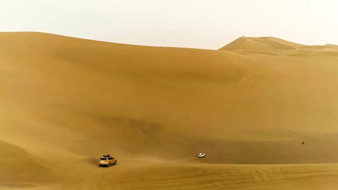 沙漠里把车开到起飞，这才是男人该玩的游戏｜远途心路