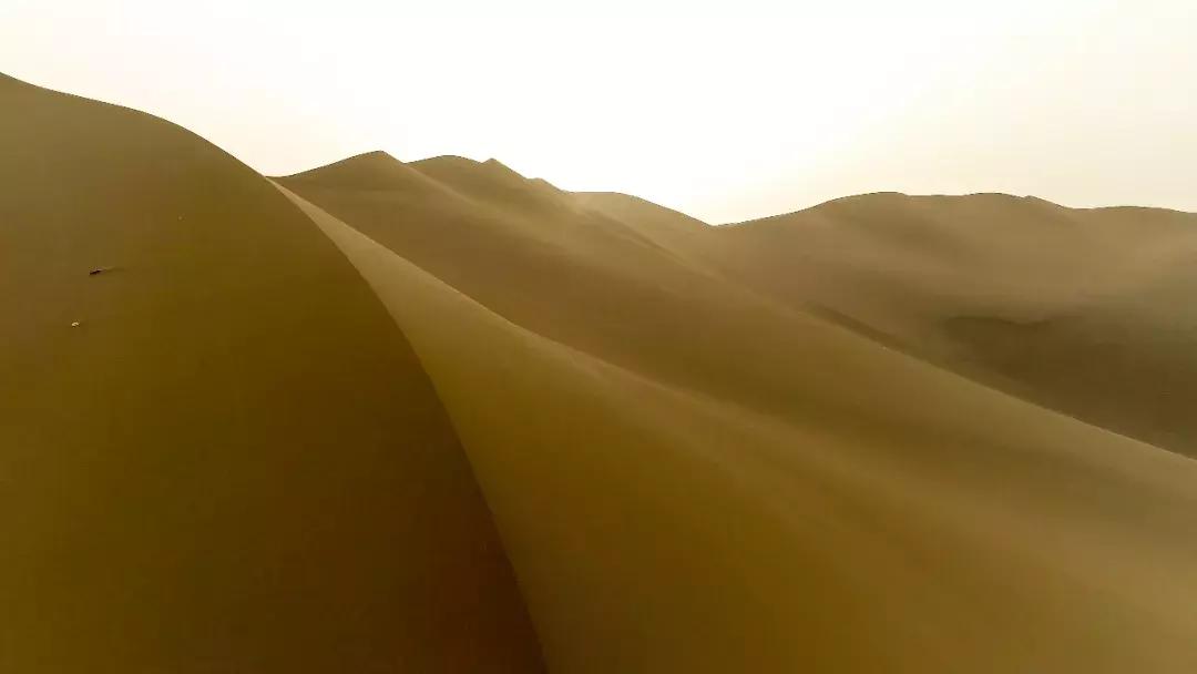 沙漠里把车开到起飞，这才是男人该玩的游戏｜远途心路