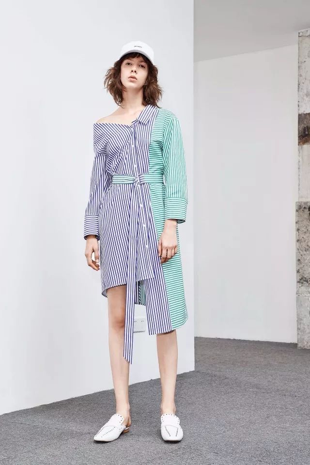 年终了到处都是促销价,年底的商品降价