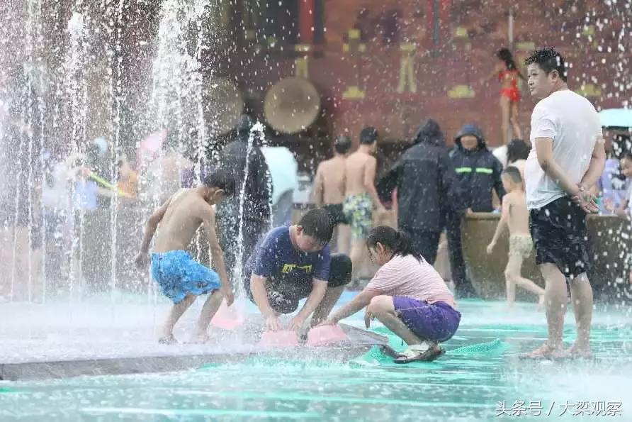 世界杯足球宝贝巡游,足球宝贝秀现场