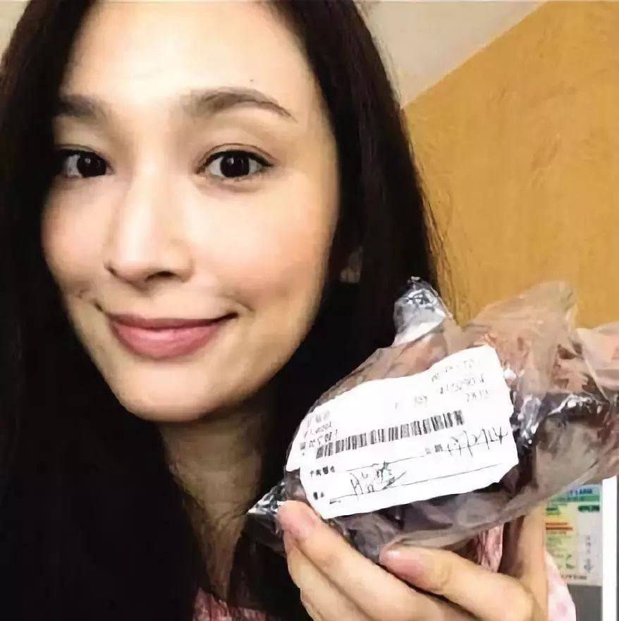 老外学中国吃大葱煎饼,外国人学中国人吃米饭