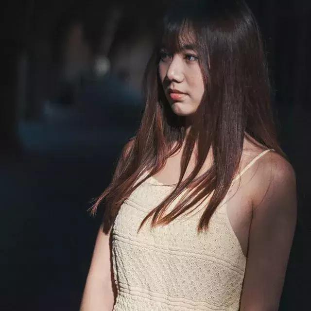 面对镜头不自然怎么克服,拍照怎么让自己更有镜头感