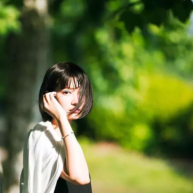 面对镜头不自然怎么克服,拍照怎么让自己更有镜头感