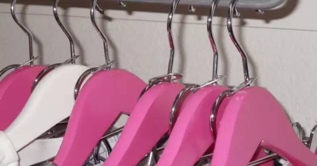 她在衣柜里系了根鞋带，衣柜竟然瞬间大一倍，服！