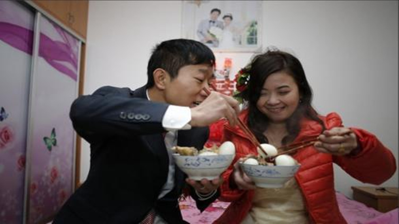 农村结婚收高价彩礼小伙被逼无奈,农村小伙为什么娶媳妇越来越难