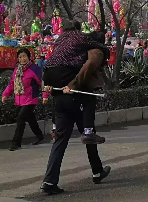 朋友圈戳中泪点的9组照片：当父母老得像个孩子……