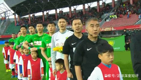 为什么每个球员都要带一个球童,为什么球员进场牵小孩