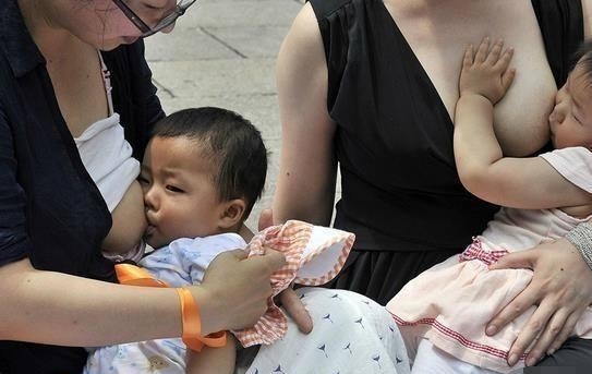 女模边哺乳边走秀，你怎么看待当众哺乳行为？