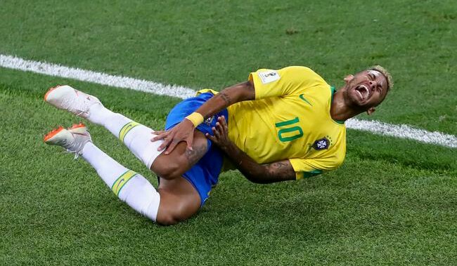 内马尔模仿,内马尔对着镜头笑照片