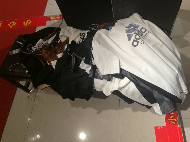 璀︽儠杩欎簺鍋囪揣涓嶈涓婂綋鍙楅獥,鍚堣偉姝ヨ琛楀簵閾哄崠鍋囪揣琚煡