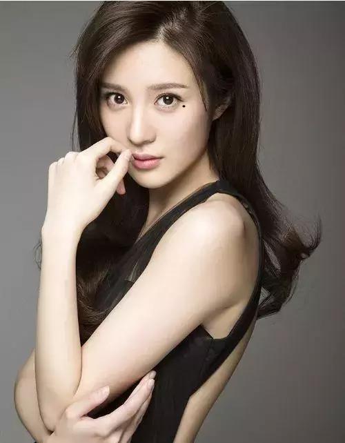 女人哪里有痣容易犯桃花,女人这几个部位长痣败坏婚姻